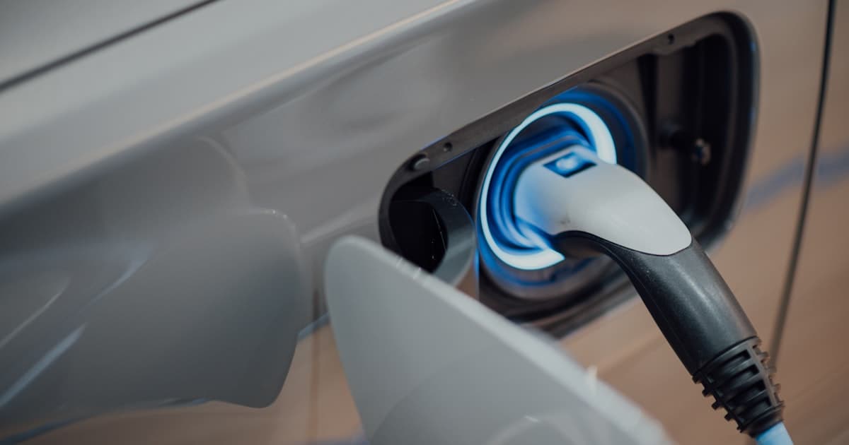 Elektrische auto aan een laadpaal bij een woning