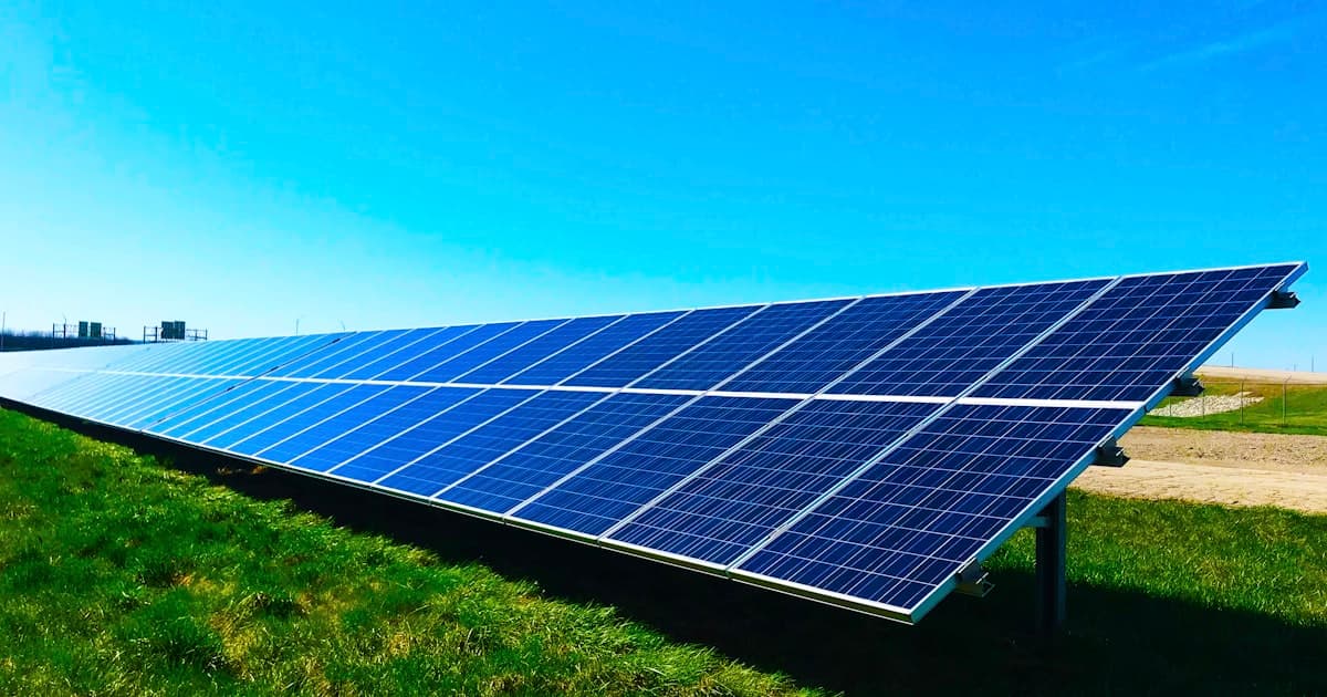 Installatie van zonnepanelen op een woning