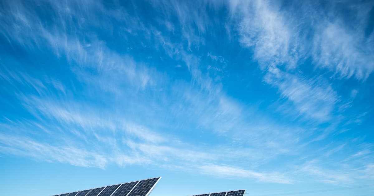 Schone zonnepanelen op een dak