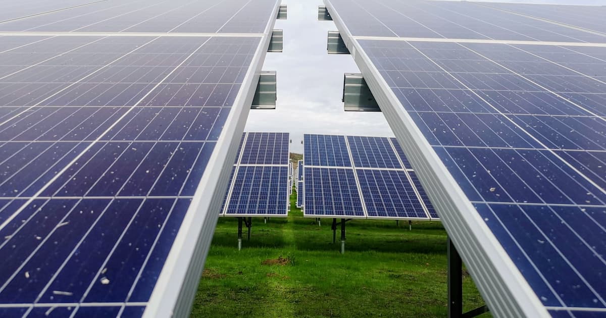 Zonnepanelen op een plat dak