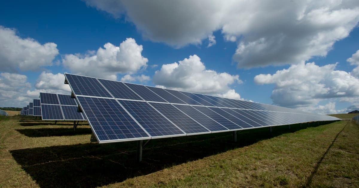 Zonnepanelen op een dak met blauwe lucht